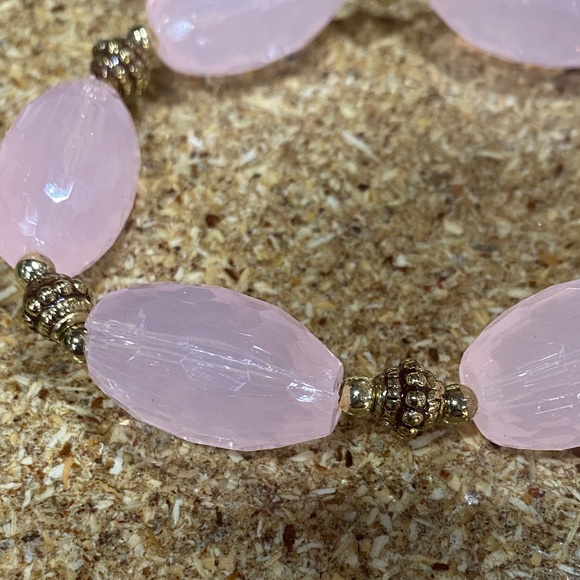 Elegant Pink and Gold Beaded Bracelet - Picture 2 of 3